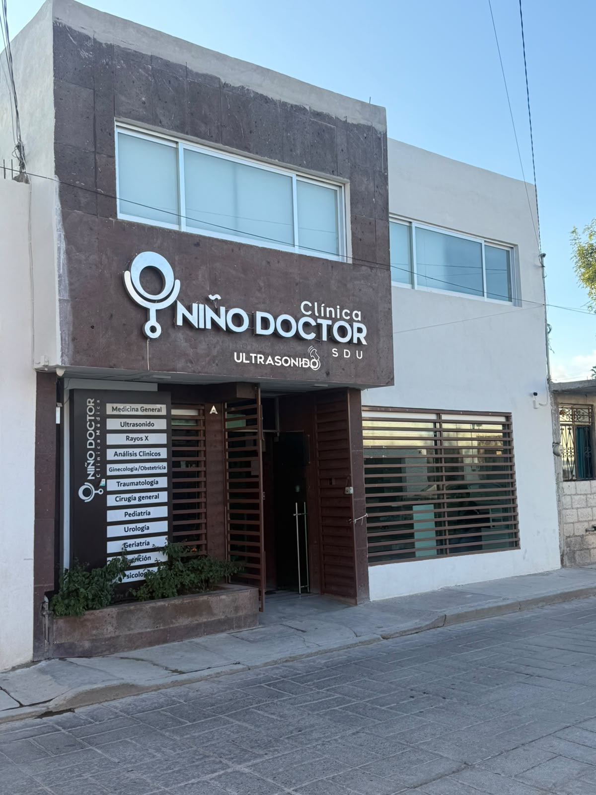 Vista actual de la fachada y entrada de Clínica del Niño Doctor