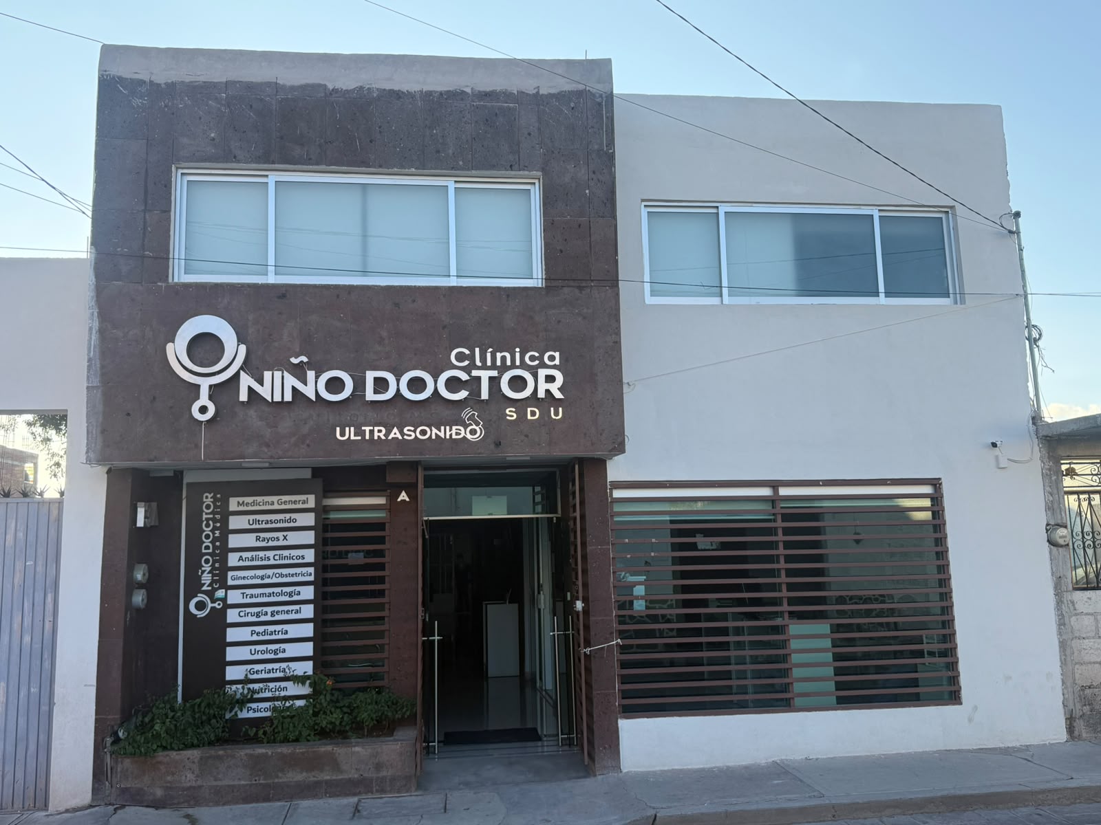 Fachada actual completa de Clínica del Niño Doctor