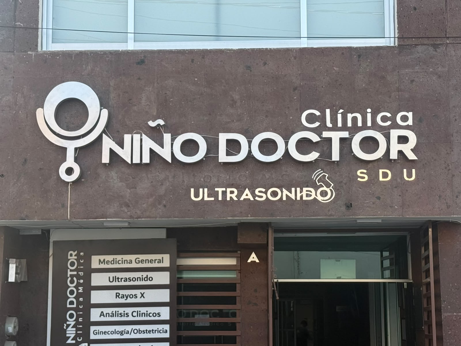 Letrero actual de Clínica del Niño Doctor